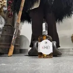 Steklenica žganja Kmet iz sliv ob tradicionalnih predmetih