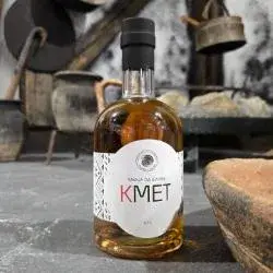 Kmet žganje iz sliv v ambientu družinskega muzeja
