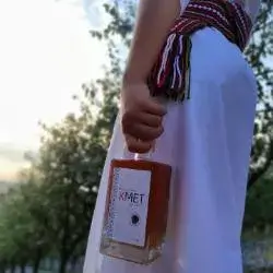 Kmet žganje iz sliv in predmeti družinske tradicije